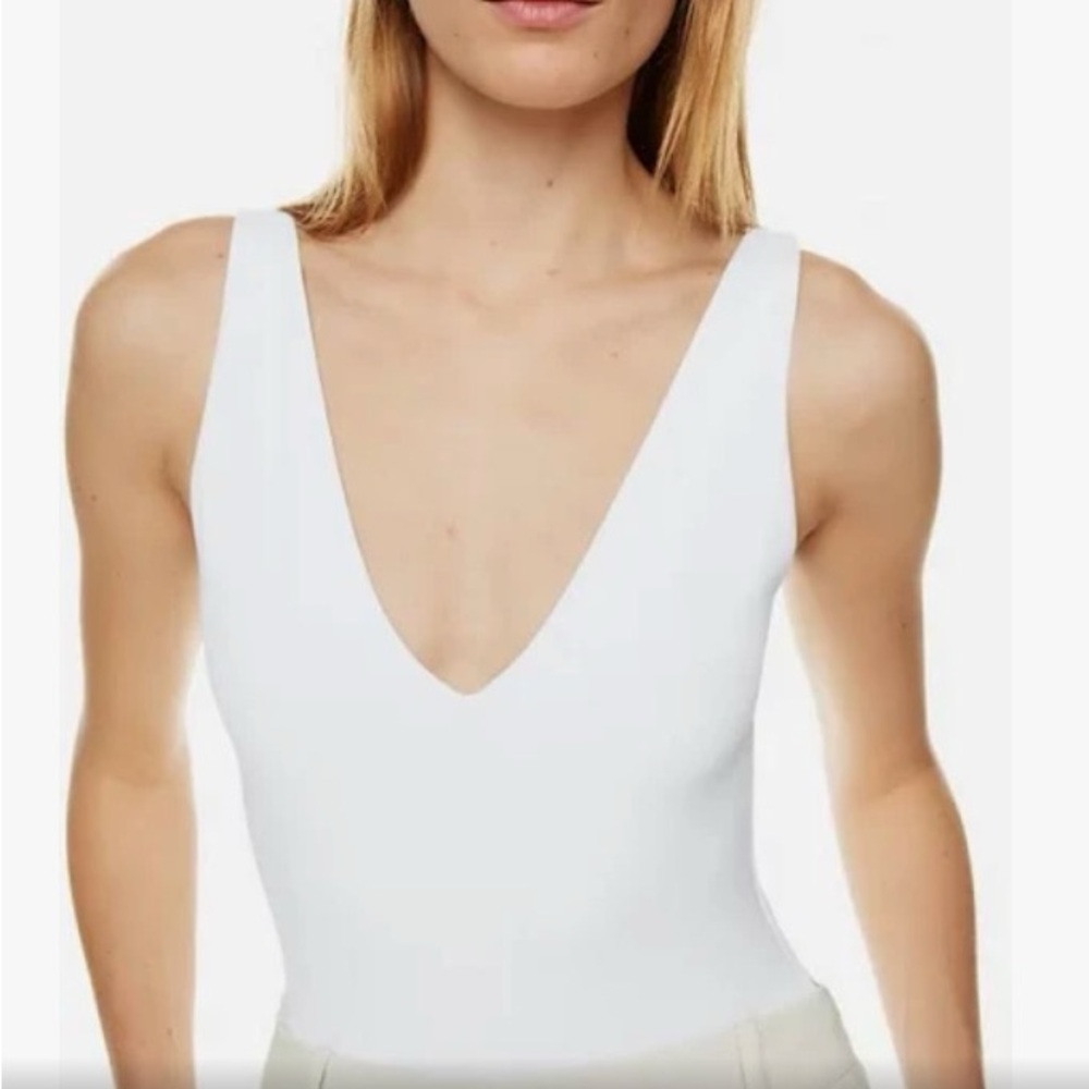 Aritzia Babaton white contour v neck bodysuit sz. S